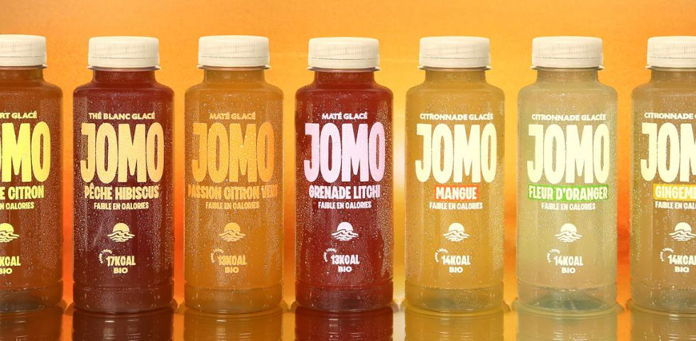 JOMO change de bouteille, pas de cap : un nouveau look pour les mêmes engagements JOMO change de bouteille, pas de cap : un nouveau look pour les mêmes engagements