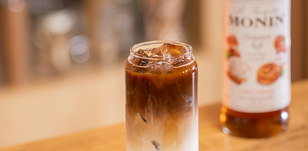Cold brew latte roulé à la cannelle signé Monin