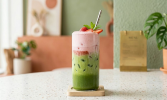 Iced Latte Matcha & Fraise : la recette barista végétale de l'été avec Alpro Barista Coco